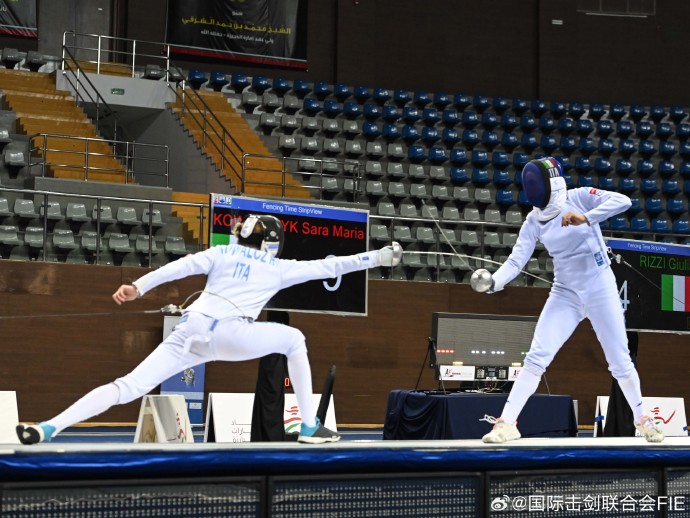 惊心动魄!女子击剑比赛中的追赶 惊心动魄!女子击剑比赛中的追赶