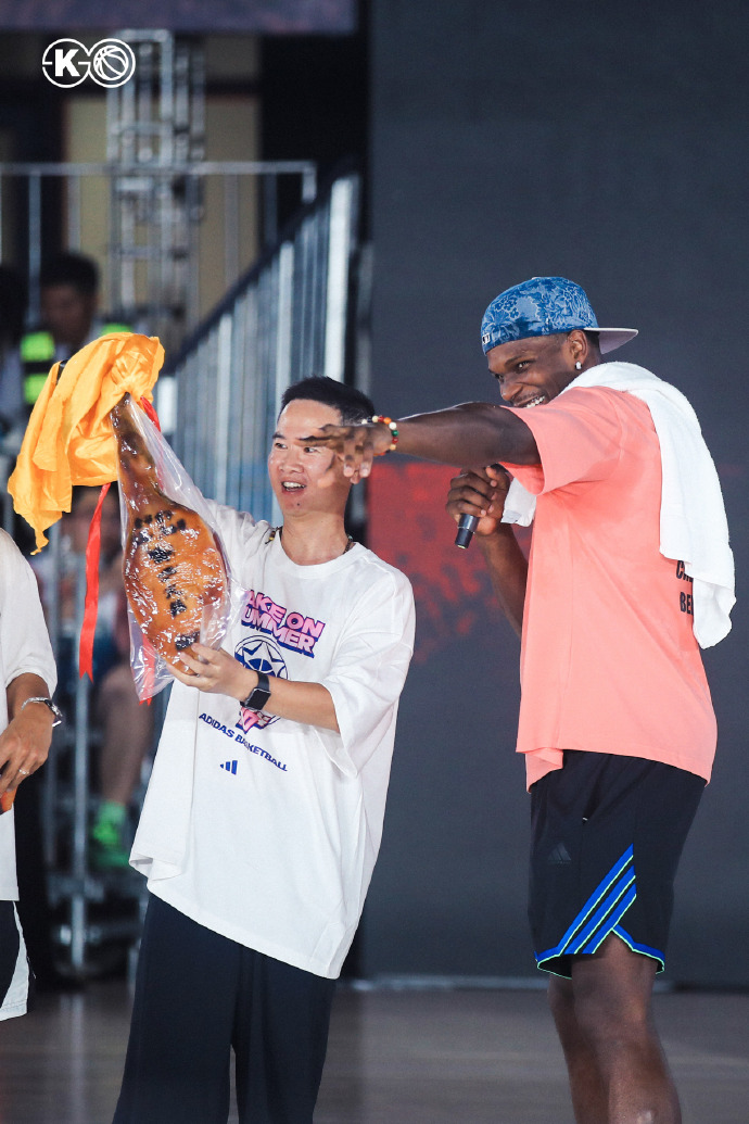 美洲篮球联赛总决赛现场火拼，观众热情高涨