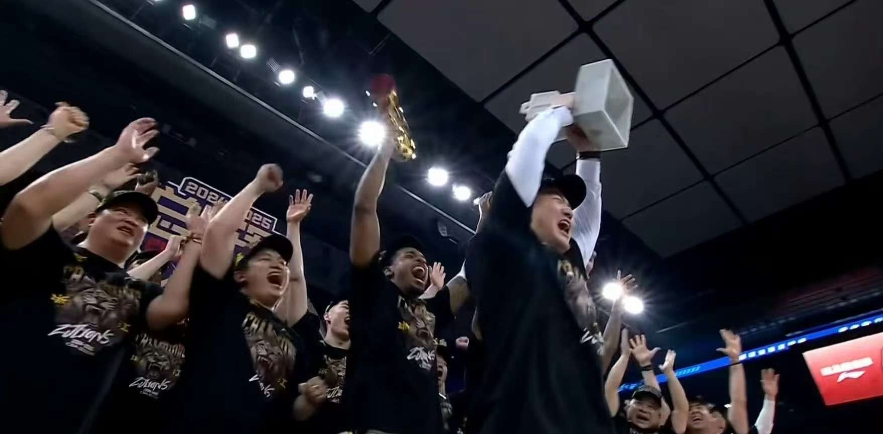 美洲篮球联赛总决赛现场火拼，观众热情高涨