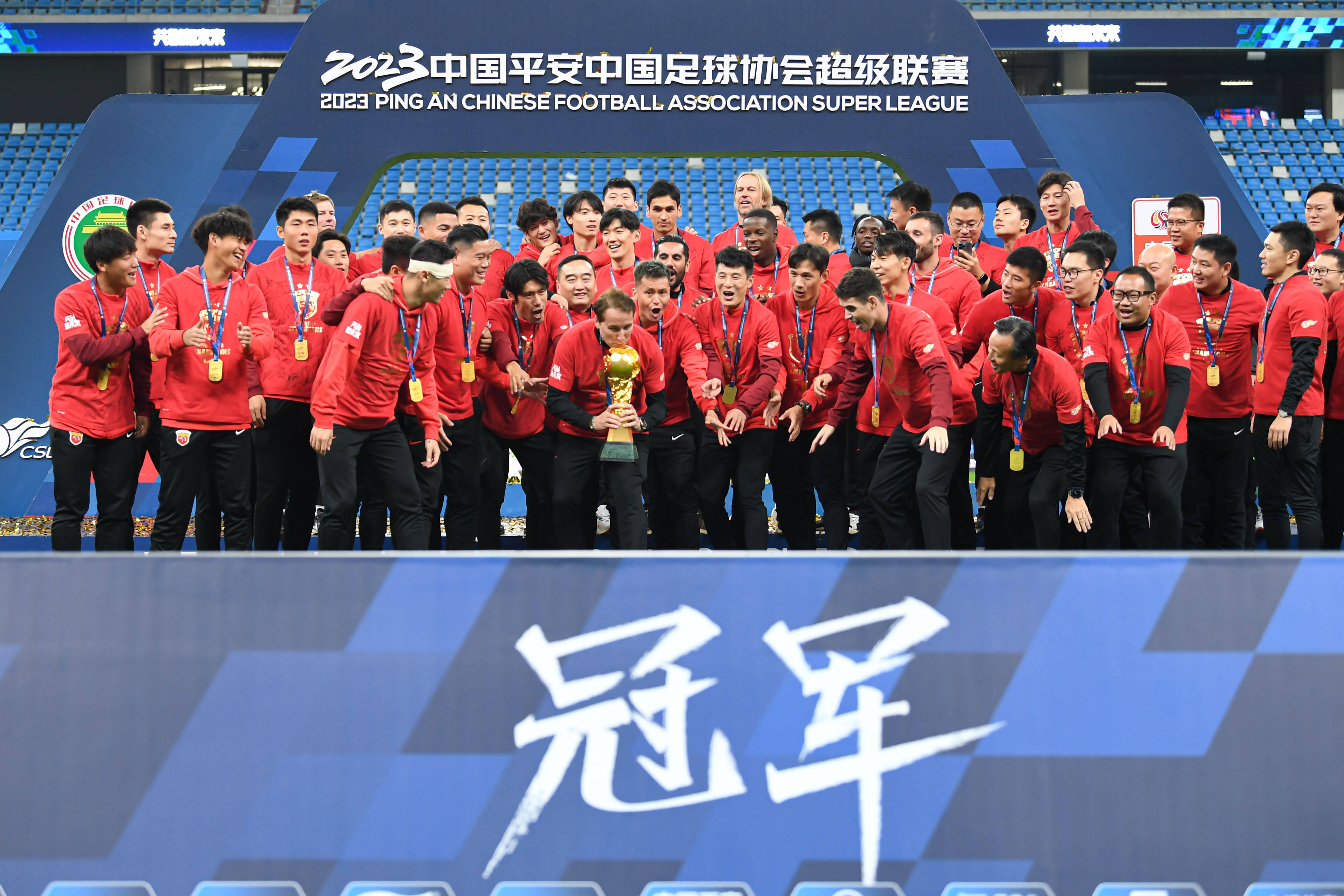 上港力克力帆,进入中超半决赛的行列 上港力克力帆,进入中超半决赛的行列