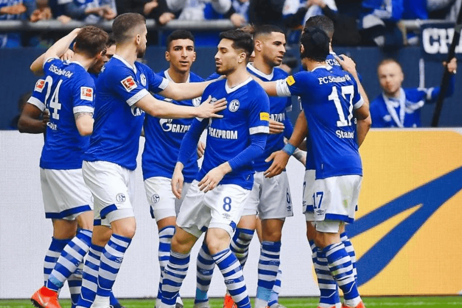 沙尔克04大胜,提升士气迎战下一场比赛! 沙尔克04大胜,提升士气迎战下一场比赛!